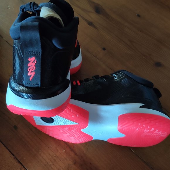 Nike Jordan Zion 1 "Bloodline" Men's Basketball Shoe - Picture 8 of 8